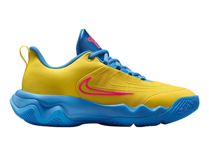 Tenis de baloncesto Nike Giannis Immortality 4 en color amarillo con suela azul y logo rosa.