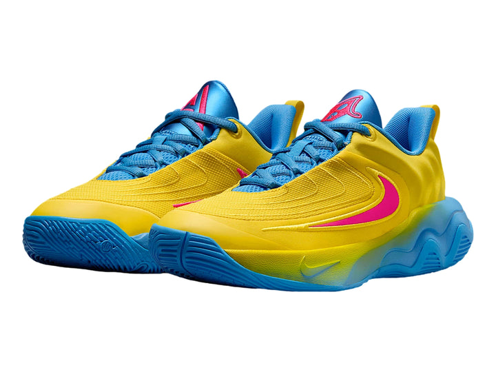 Tenis de baloncesto Nike Giannis Immortality 4 en color amarillo con suela azul y logo rosa.