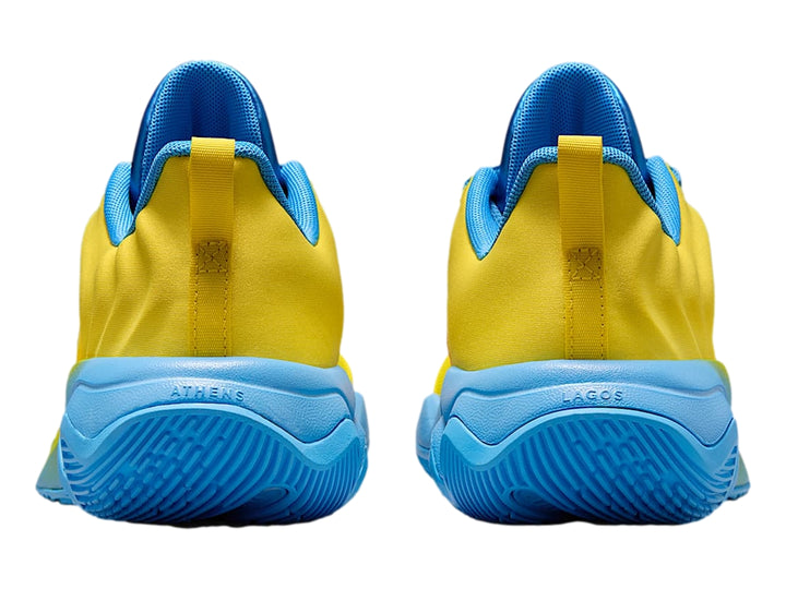 Tenis de baloncesto Nike Giannis Immortality 4 en color amarillo con suela azul y logo rosa.