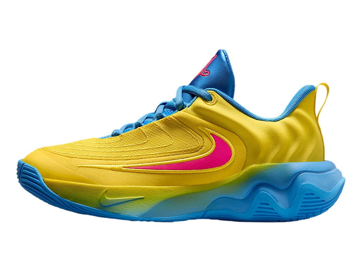 Tenis de baloncesto Nike Giannis Immortality 4 en color amarillo con suela azul y logo rosa.