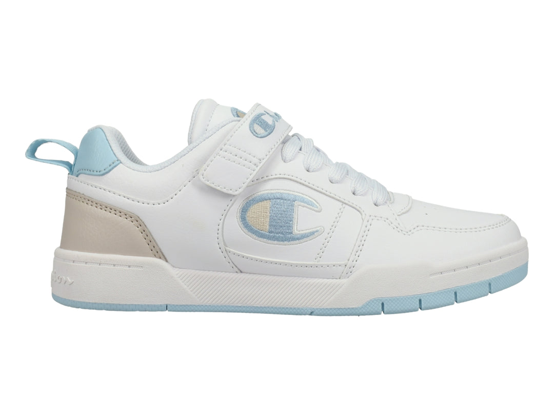 Tenis Champion blancos con detalles en azul cielo y beige, cierre de agujetas y correa de velcro.