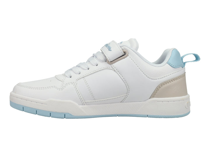Tenis Champion blancos con detalles en azul cielo y beige, cierre de agujetas y correa de velcro.