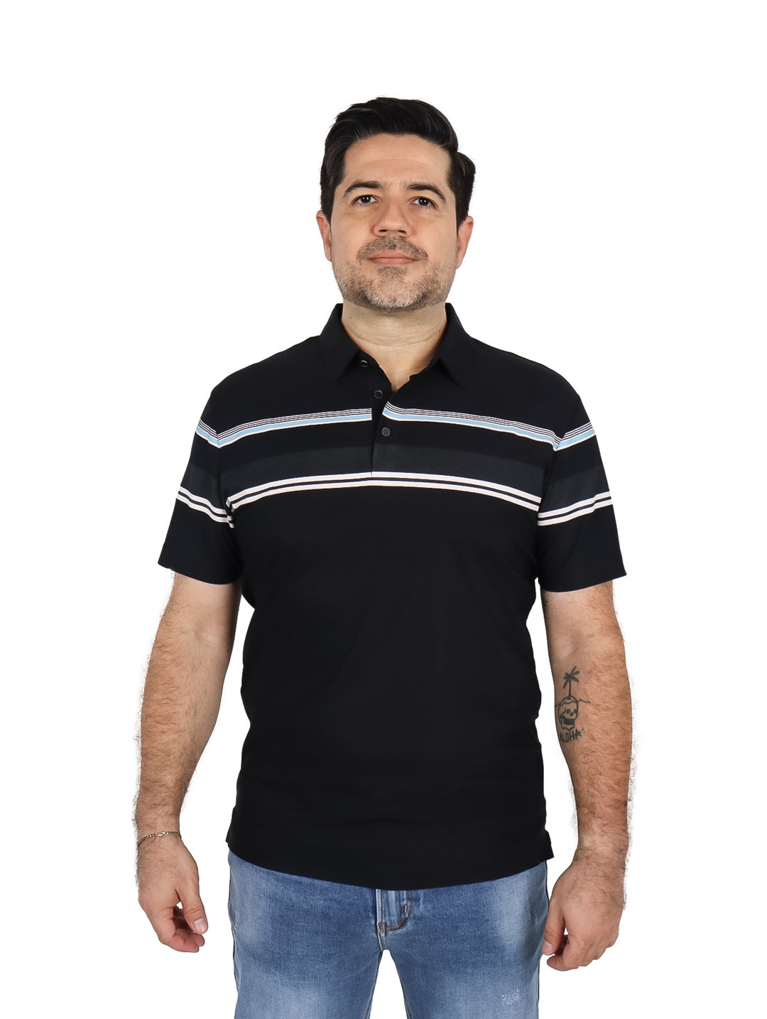 Hombre vistiendo playera polo negra de manga corta con detalles de rayas horizontales en el pecho.