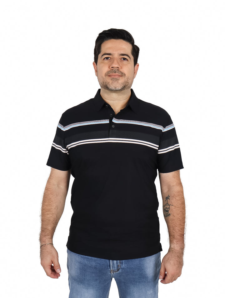 Hombre vistiendo playera polo negra de manga corta con detalles de rayas horizontales en el pecho.