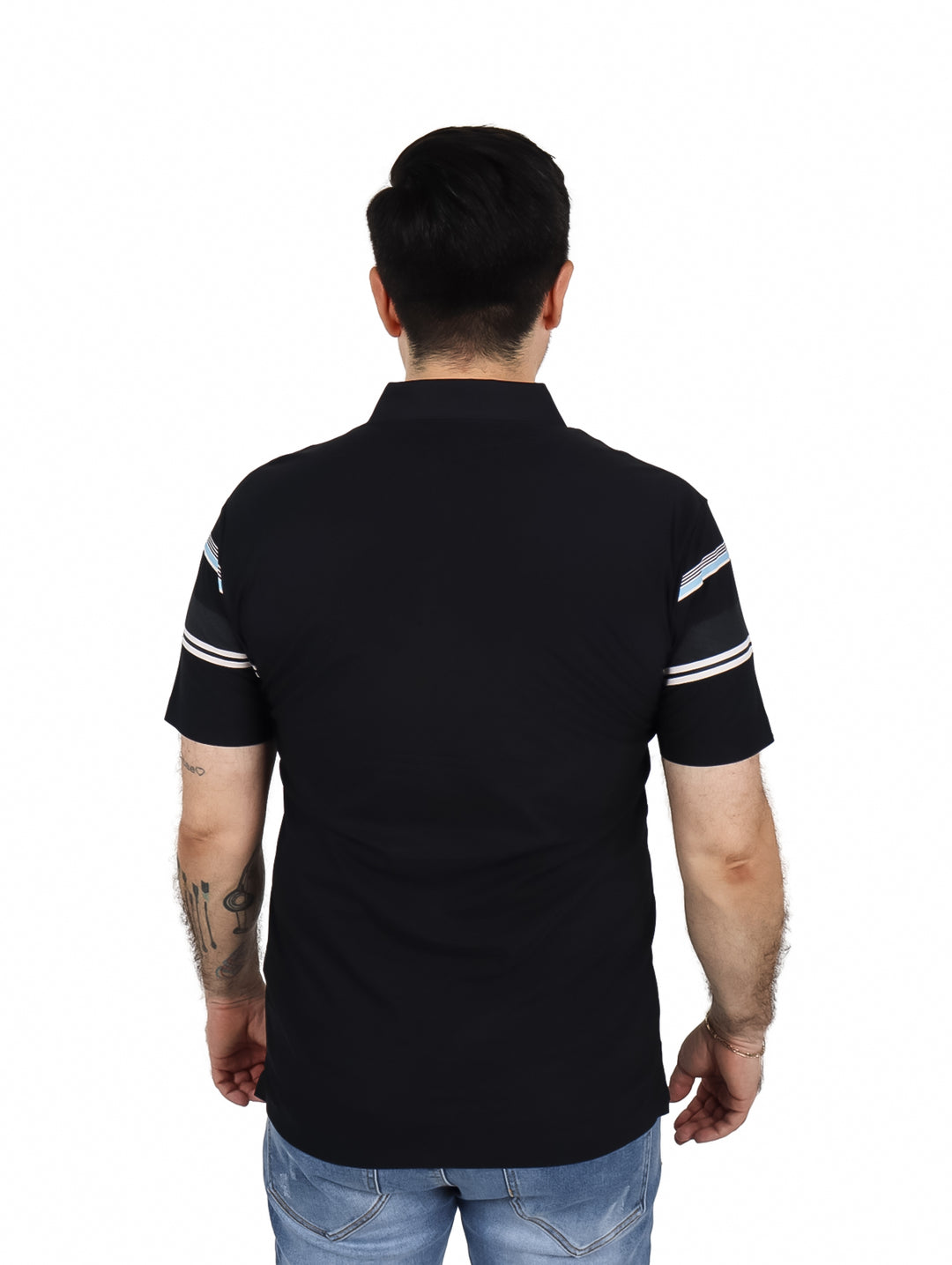 Hombre vistiendo playera polo negra de manga corta con detalles de rayas horizontales en el pecho.