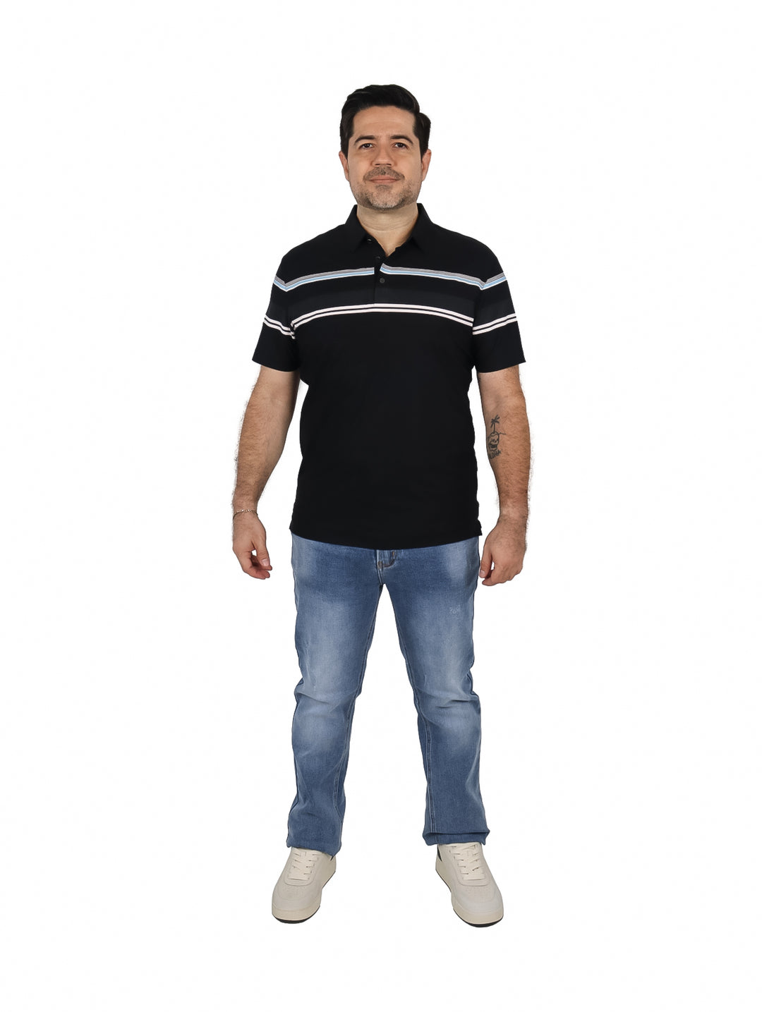 Hombre vistiendo playera polo negra de manga corta con detalles de rayas horizontales en el pecho.