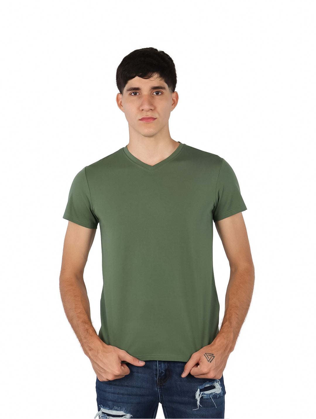 Hombre vistiendo playera color verde militar con cuello en V y manga corta.