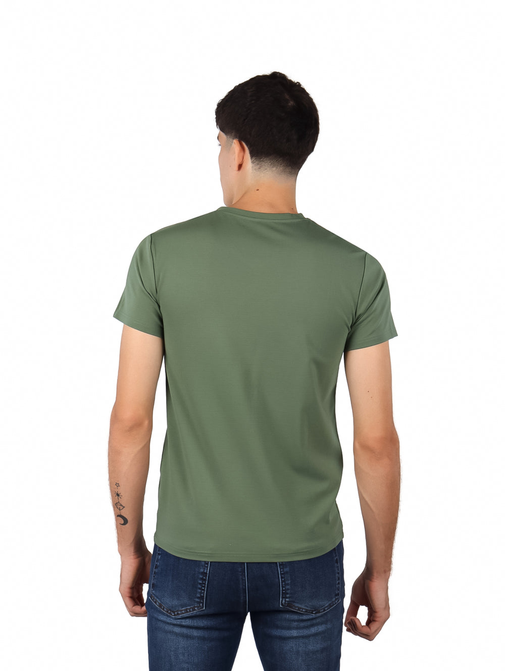 Hombre vistiendo playera color verde militar con cuello en V y manga corta.