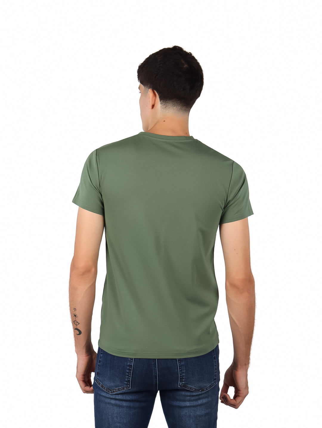 Hombre vistiendo playera color verde militar con cuello en V y manga corta.