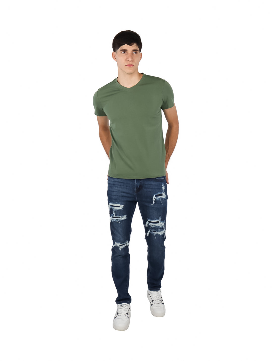 Hombre vistiendo playera color verde militar con cuello en V y manga corta.