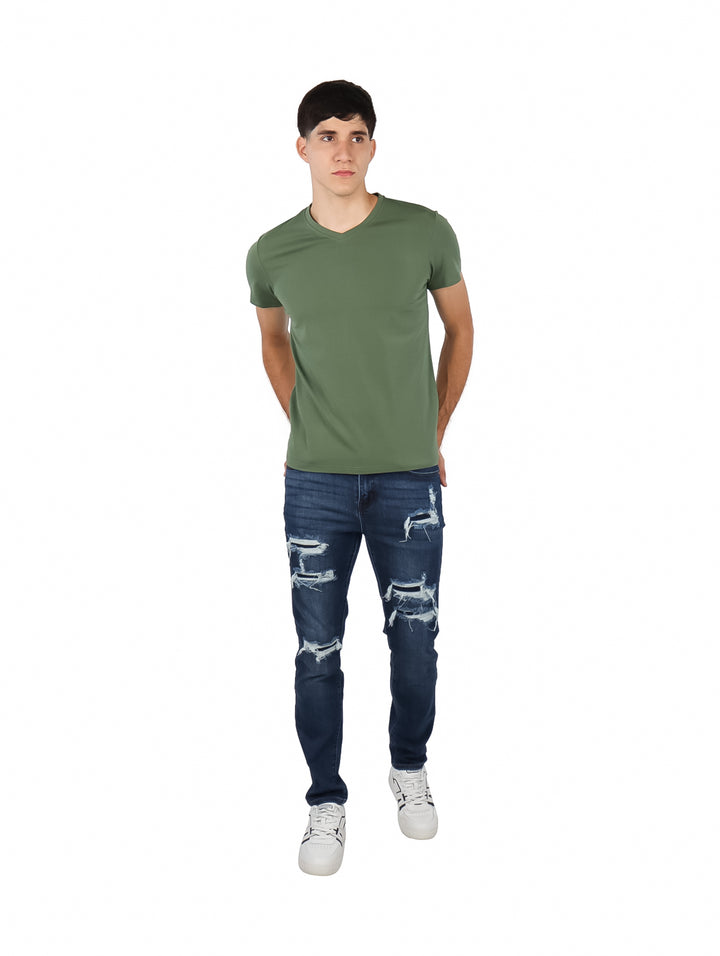 Hombre vistiendo playera color verde militar con cuello en V y manga corta.