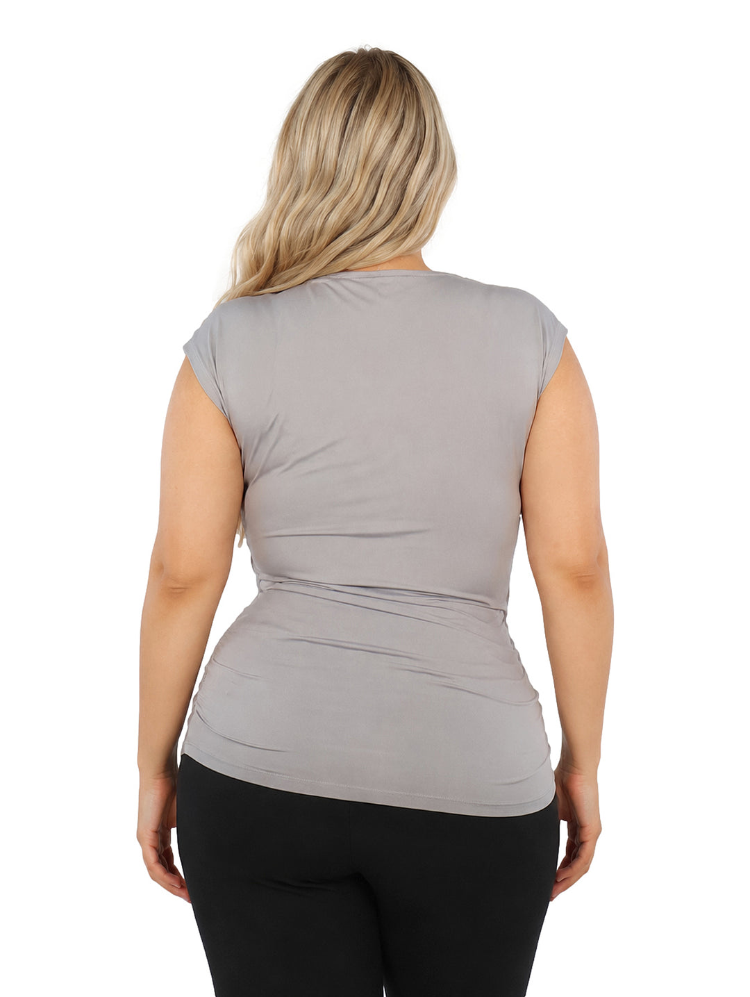 Mujer vistiendo blusa color gris con cuello asimétrico y corte sin mangas.
