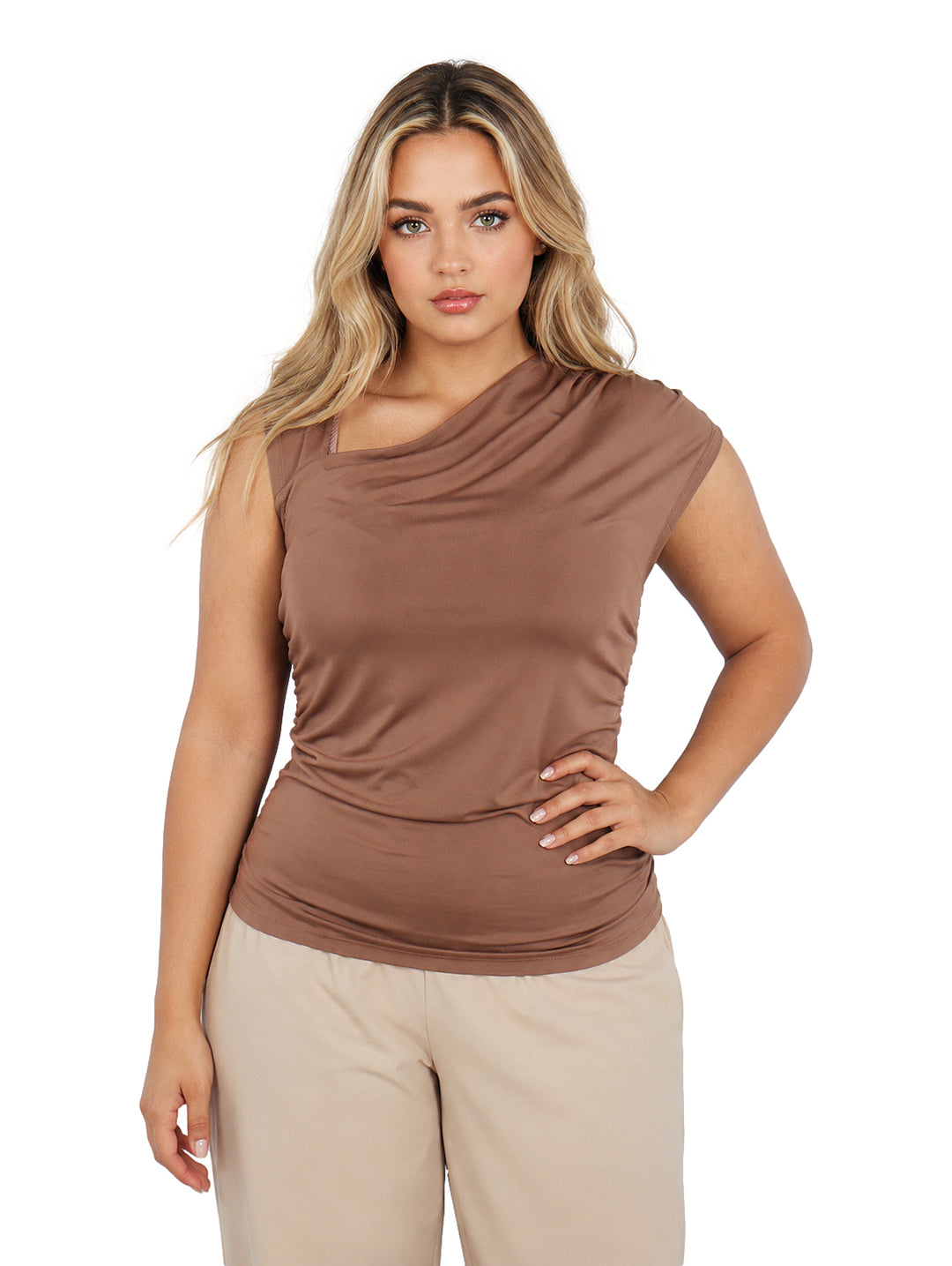 Mujer vistiendo blusa color marrón con cuello asimétrico y diseño drapeado.