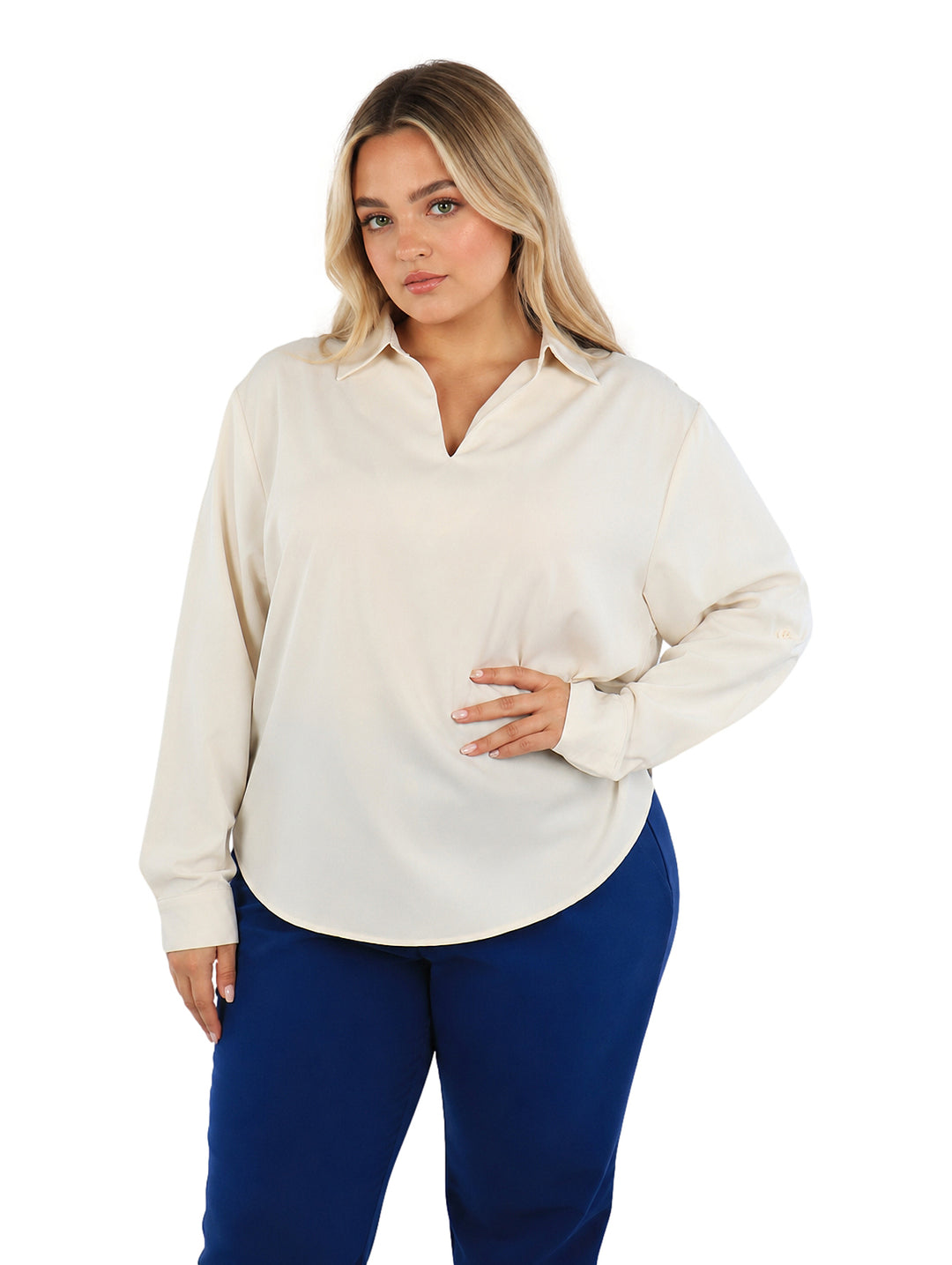 Mujer vistiendo una camisa holgada de color ivory con cuello y mangas largas.