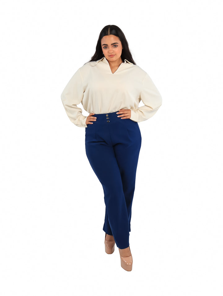 Mujer vistiendo una camisa holgada de color ivory con cuello y mangas largas.