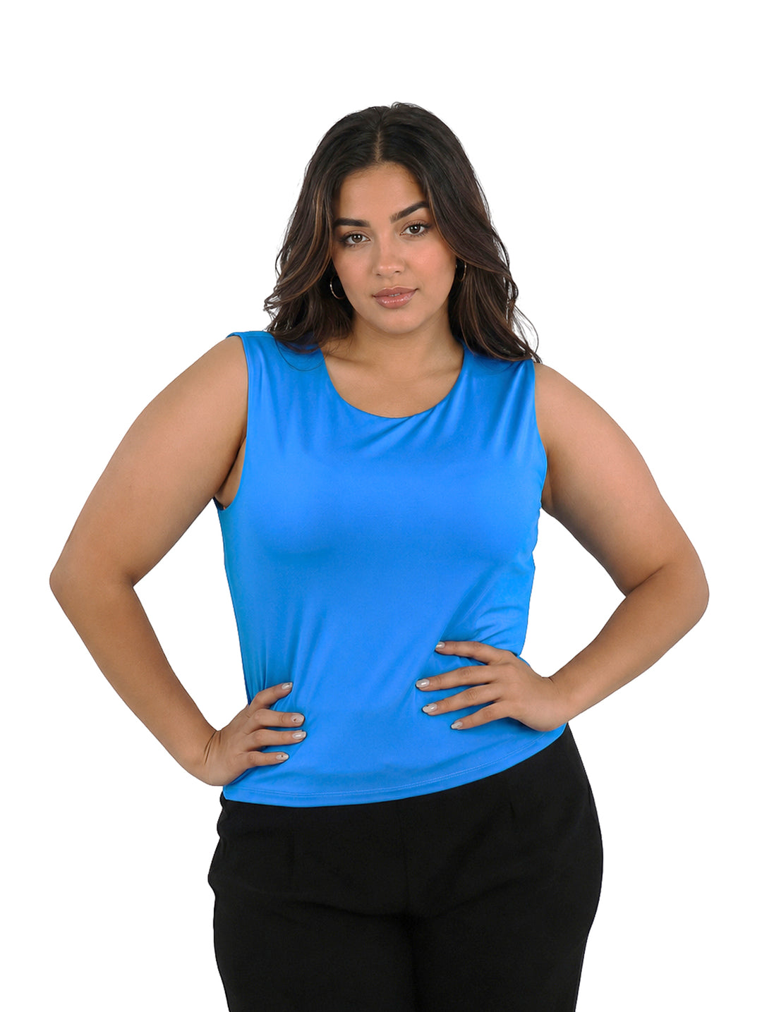 Mujer vistiendo una blusa deportiva azul sin mangas con cuello redondo.