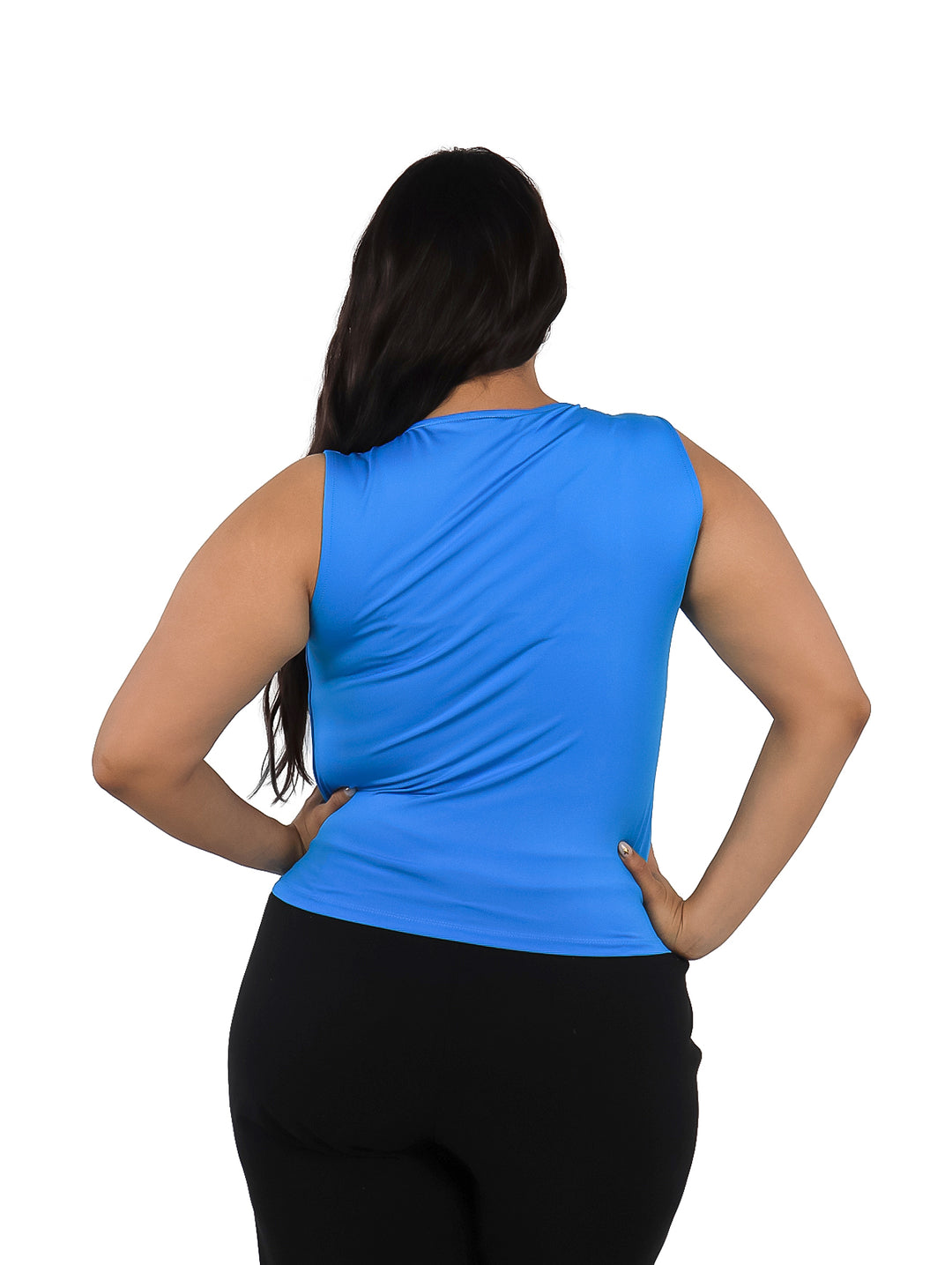 Mujer vistiendo una blusa deportiva azul sin mangas con cuello redondo.