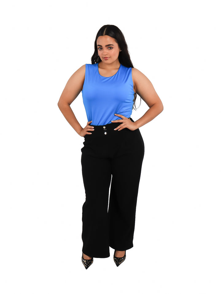 Mujer vistiendo una blusa deportiva azul sin mangas con cuello redondo.