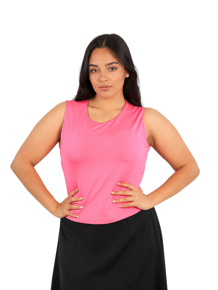 Mujer vistiendo un top sin mangas de color fucsia con cuello redondo en U.