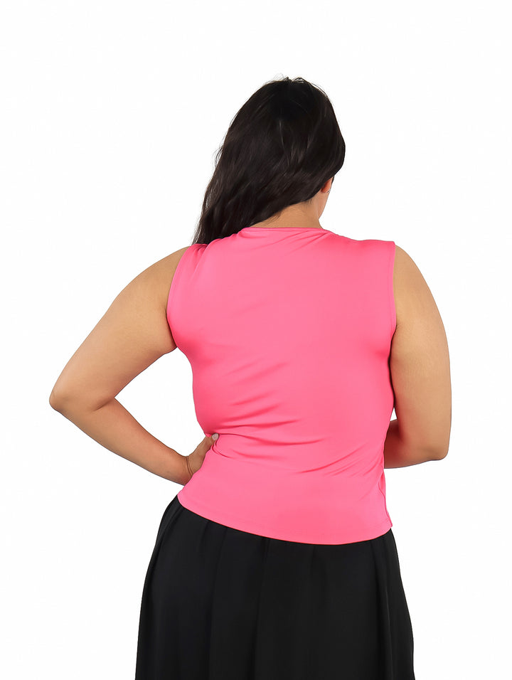 Mujer vistiendo un top sin mangas de color fucsia con cuello redondo en U.