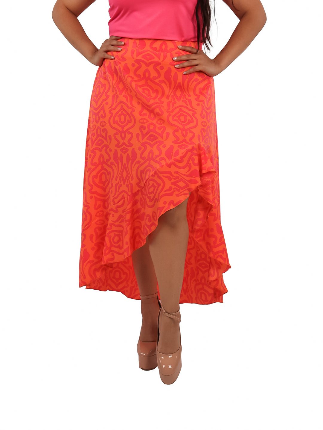 Falda larga satinada color naranja con estampado rosa y abertura frontal, modelo talla XL-3XL.
