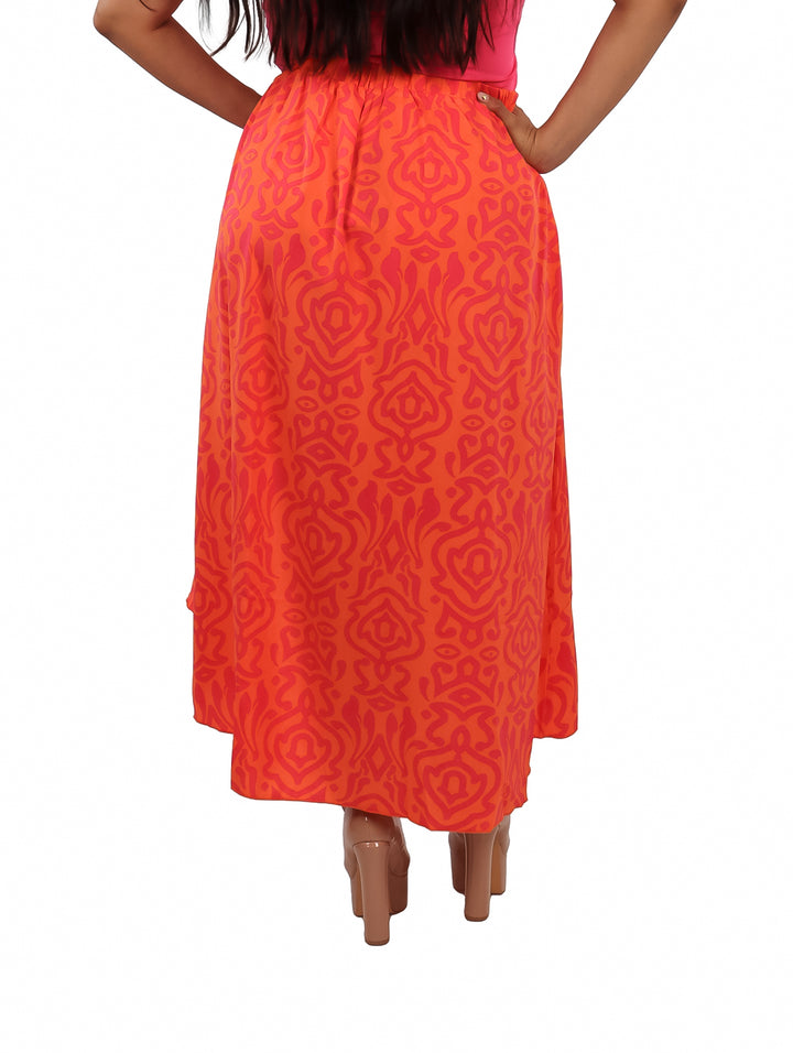 Falda larga satinada color naranja con estampado rosa y abertura frontal, modelo talla XL-3XL.