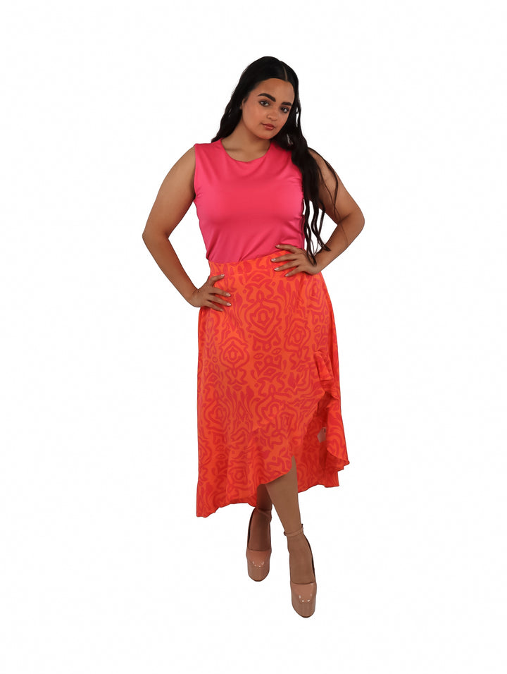 Falda larga satinada color naranja con estampado rosa y abertura frontal, modelo talla XL-3XL.