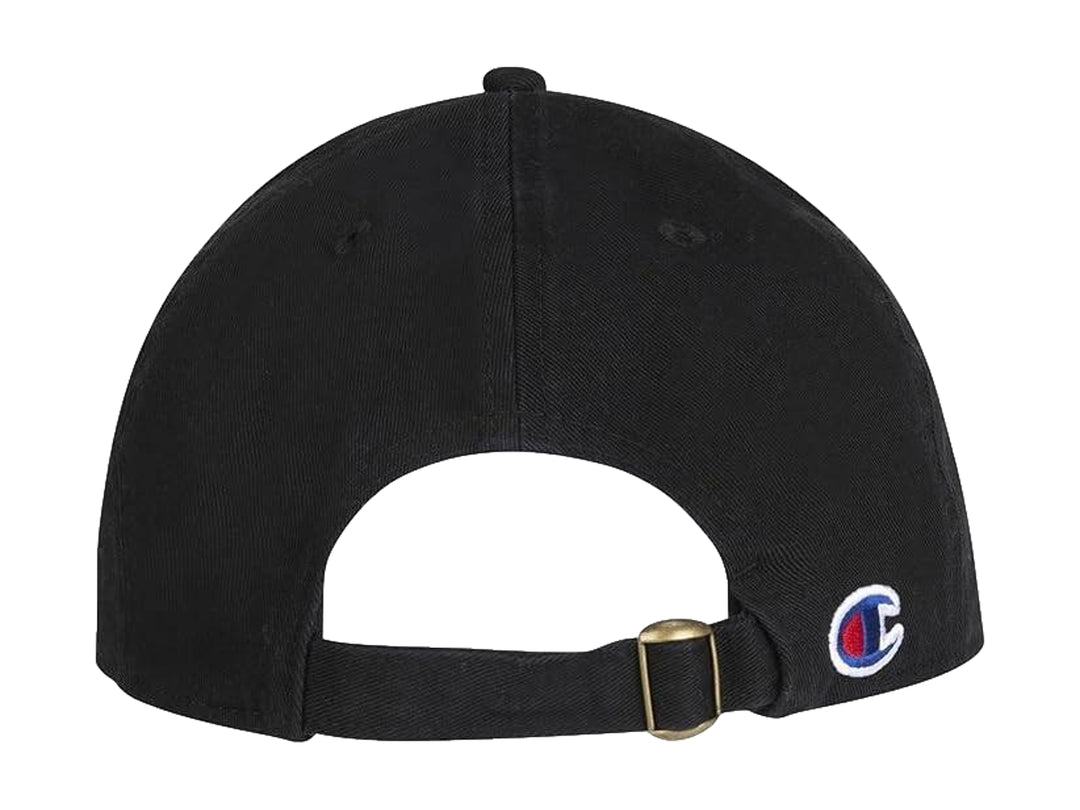 Gorra de béisbol color negro con logotipo de Champion bordado en blanco y rojo en el frente.