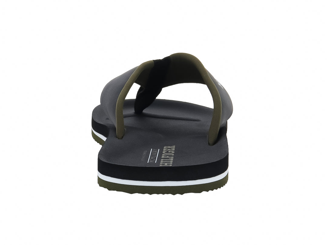 Sandalias de dedo negras Tommy Hilfiger con detalle blanco y verde en la suela.