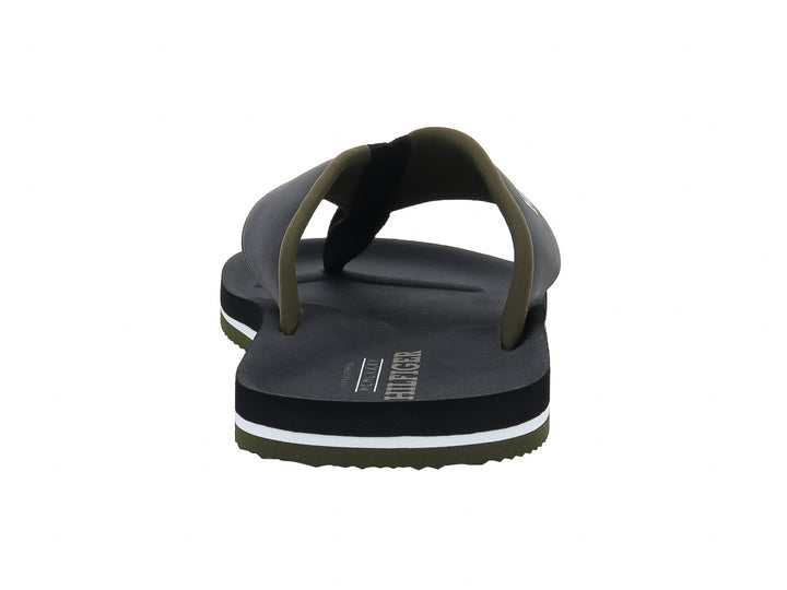 Sandalias de dedo negras Tommy Hilfiger con detalle blanco y verde en la suela.