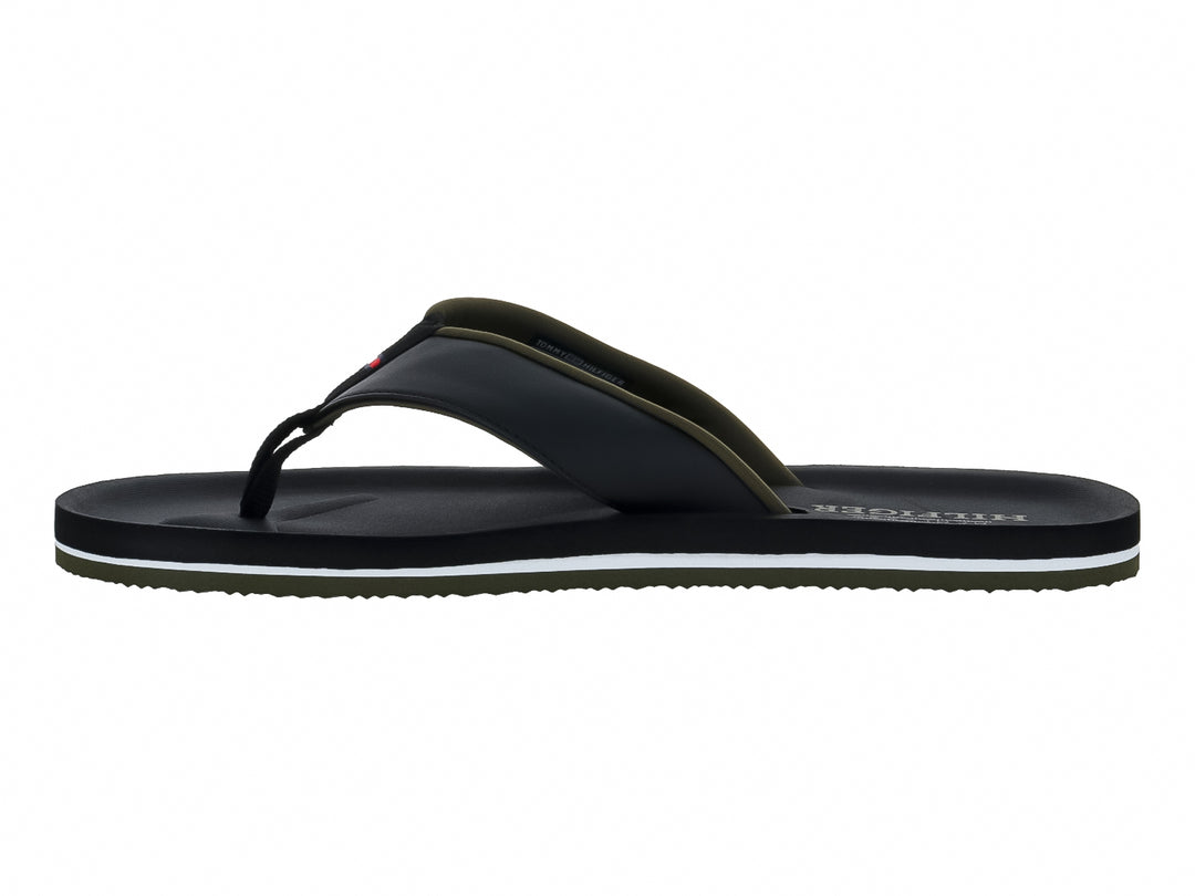Sandalias de dedo negras Tommy Hilfiger con detalle blanco y verde en la suela.