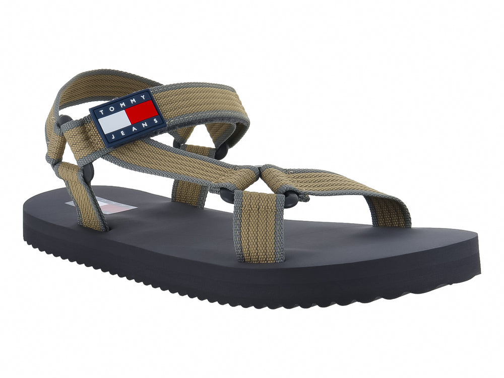 Sandalias Tommy Hilfiger con tiras color café y suela negra.