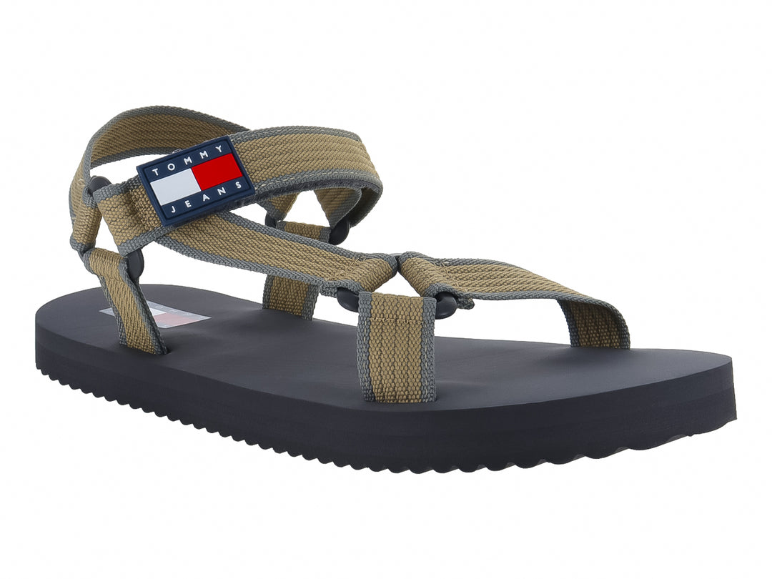 Sandalias Tommy Hilfiger con tiras color café y suela negra.
