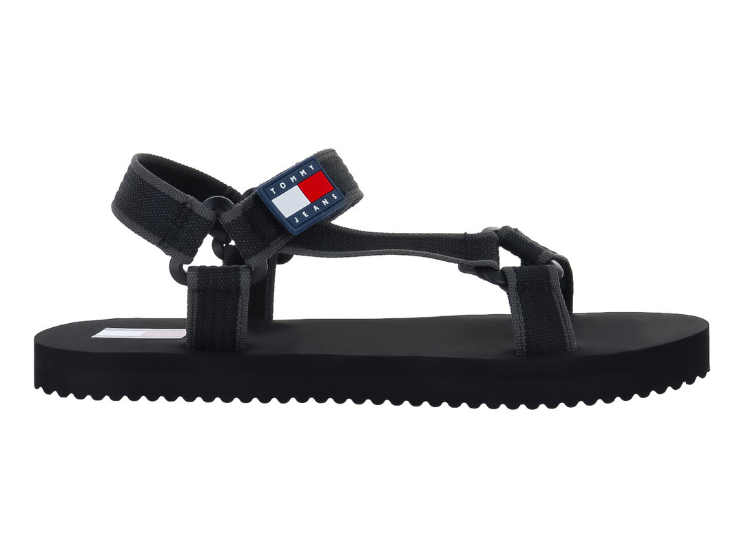 Sandalia negra Tommy Hilfiger con correas ajustables y suela dentada.