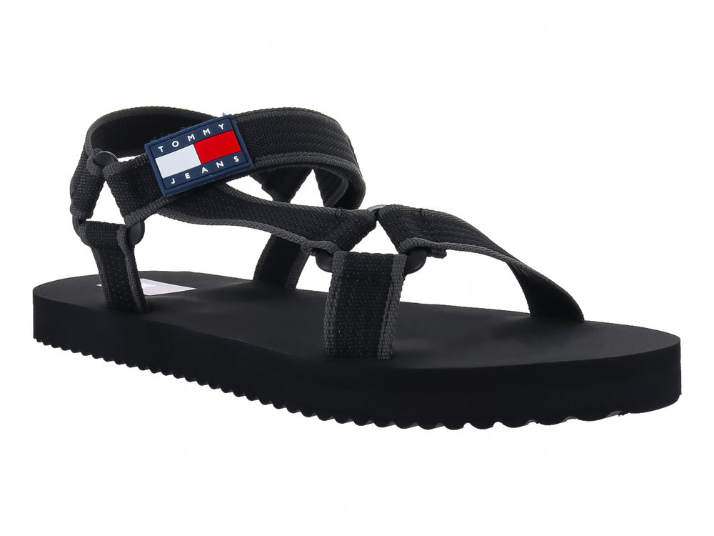 Sandalia negra Tommy Hilfiger con correas ajustables y suela dentada.