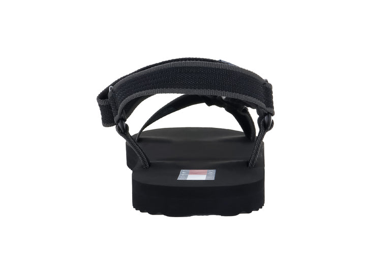 Sandalia negra Tommy Hilfiger con correas ajustables y suela dentada.