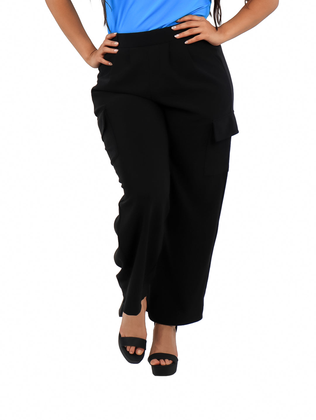 Pantalones cargo de maternidad color negro con bolsillos laterales y corte ancho para mujer.