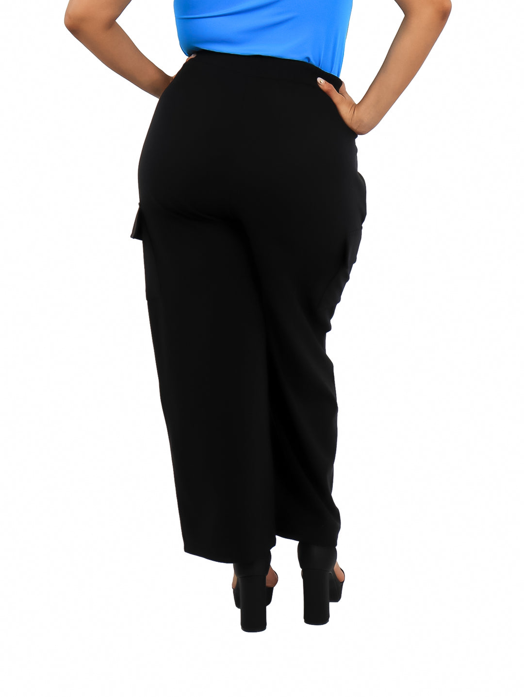 Pantalones cargo de maternidad color negro con bolsillos laterales y corte ancho para mujer.