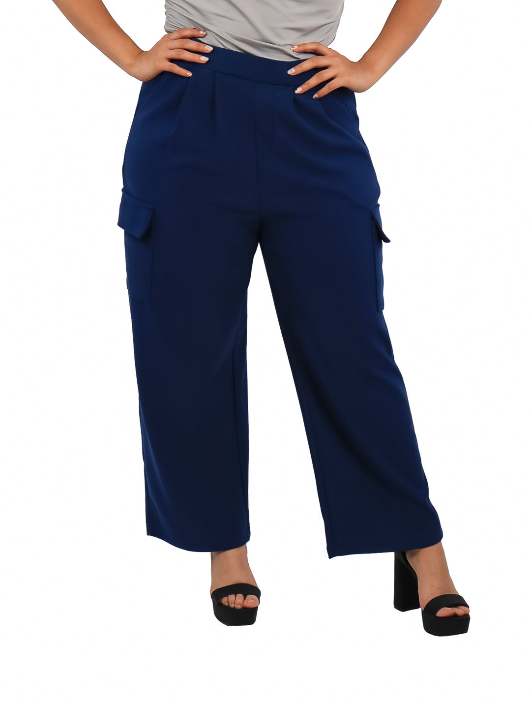 Pantalones cargo color azul marino de corte recto y talle alto para mujer.