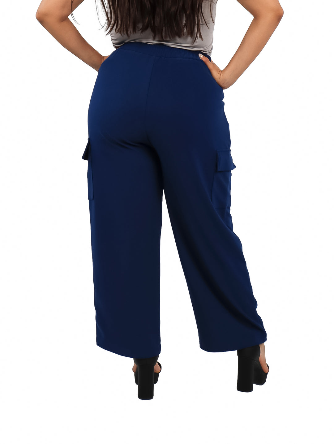 Pantalones cargo color azul marino de corte recto y talle alto para mujer.