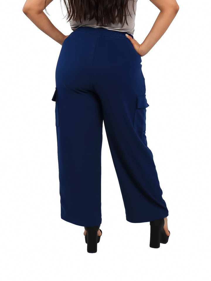 Pantalones cargo color azul marino de corte recto y talle alto para mujer.