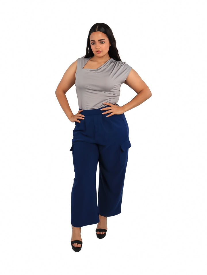 Pantalones cargo color azul marino de corte recto y talle alto para mujer.