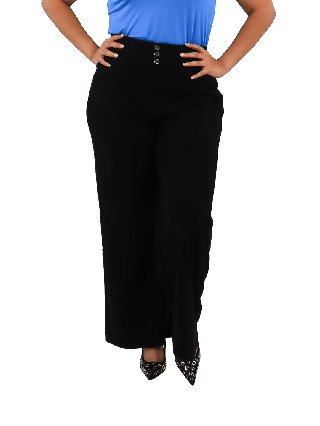 Pantalón de maternidad color negro con detalle de tres botones en la cintura y corte de pierna ancha.