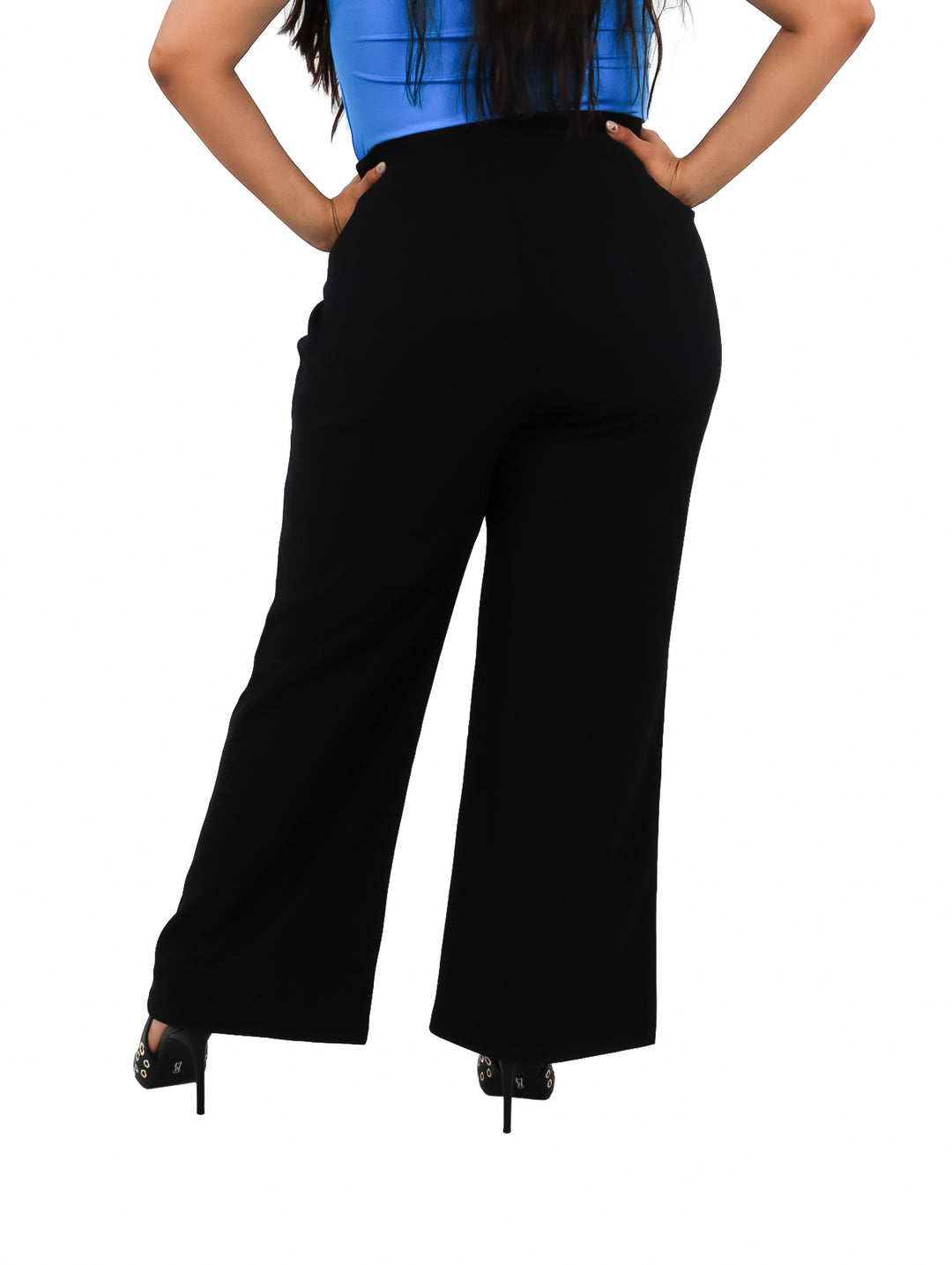 Pantalón de maternidad color negro con detalle de tres botones en la cintura y corte de pierna ancha.