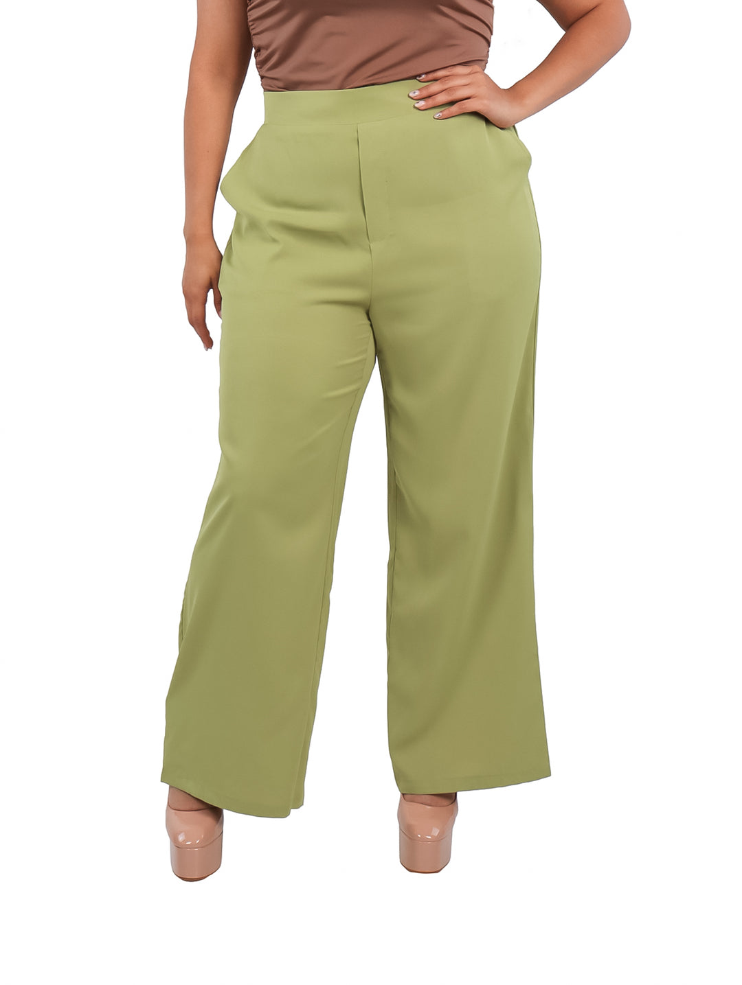 Mujer vistiendo un pantalón ancho de color verde oliva con cintura alta y corte recto.