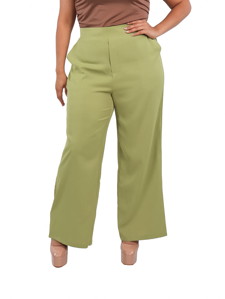 Mujer vistiendo un pantalón ancho de color verde oliva con cintura alta y corte recto.