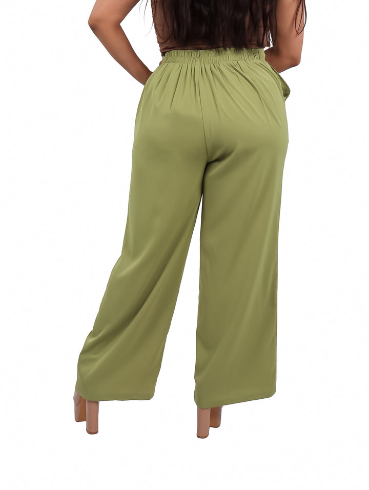 Mujer vistiendo un pantalón ancho de color verde oliva con cintura alta y corte recto.
