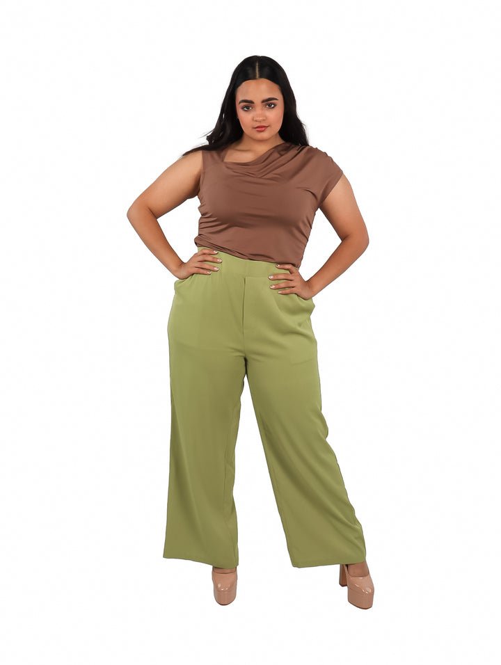 Mujer vistiendo un pantalón ancho de color verde oliva con cintura alta y corte recto.