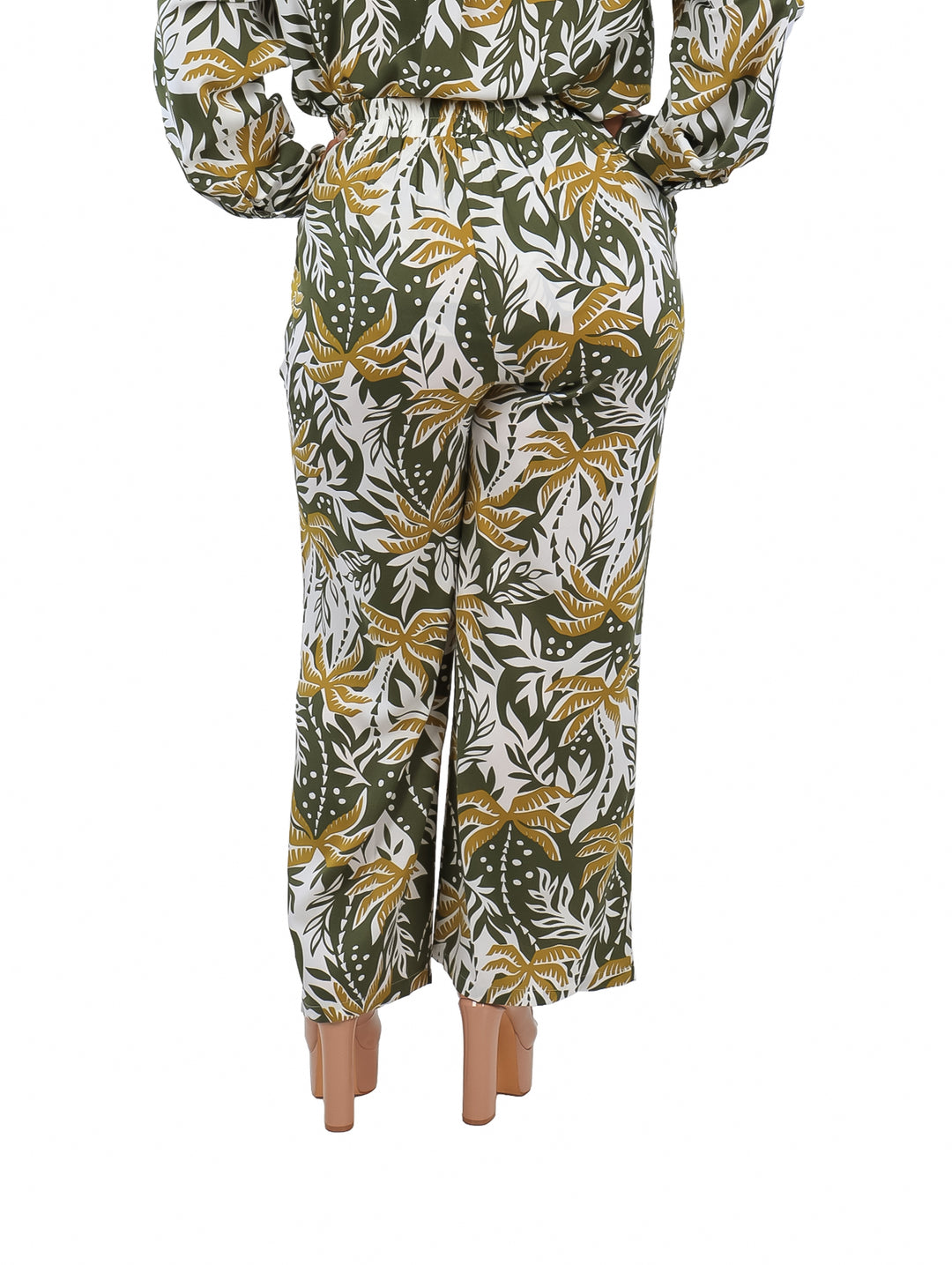 Pantalón ancho con estampado de hojas tropicales en colores verde, blanco y amarillo.