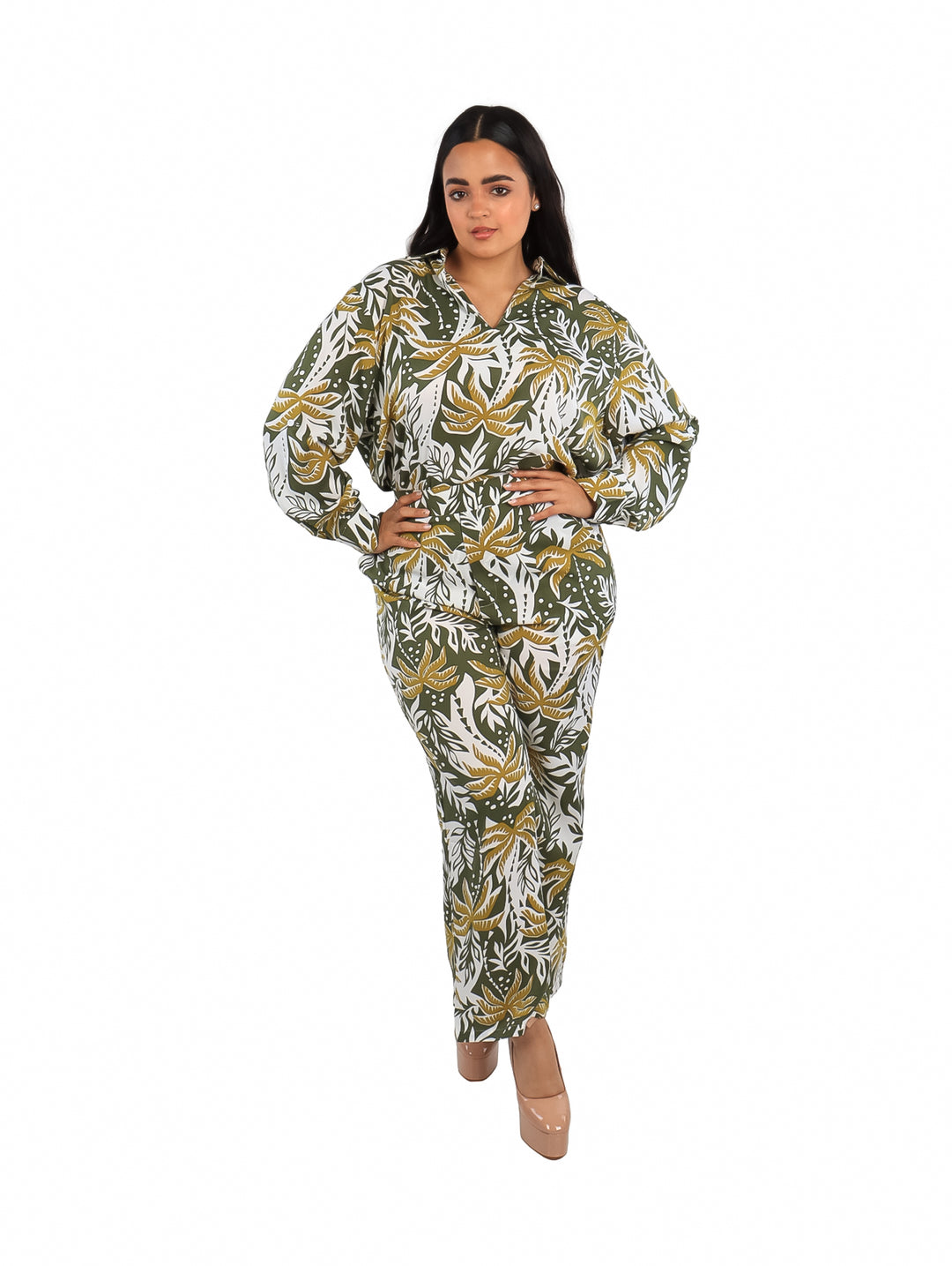 Pantalón ancho con estampado de hojas tropicales en colores verde, blanco y amarillo.